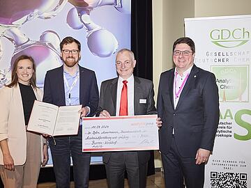 Preisverleihung Bunsen-Kirchhoff-Preis: Ann-Christin Niehoff, Dr. Björn Meermann, Oliver Klaeffling, Prof. Dr. Carsten Engelhard Preisverleihung Bunsen-Kirchhoff-Preis: Ann-Christin Niehoff, Dr. Björn Meermann, Oliver Klaeffling, Prof. Dr. Carsten Engelhard
